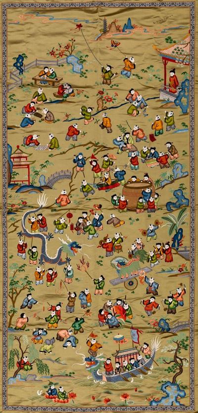 Tessuto in Seta Ricamata Raffigurante Scene di Vita Comune con Fanciulli su Fondo Ocra, Cina, Din...