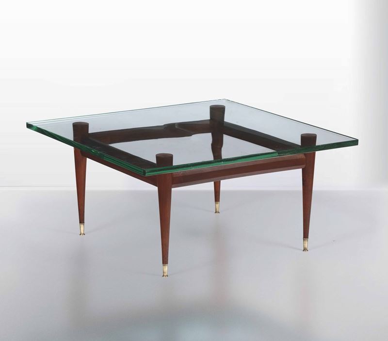 Tavolo basso con struttura in legno, puntali in ottone e piano in vetro.  - Auction Design - Cambi Casa d'Aste