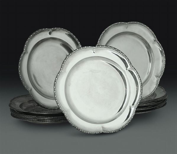 Sedici piatti in argento. Manifattura iberica del XX secolo
