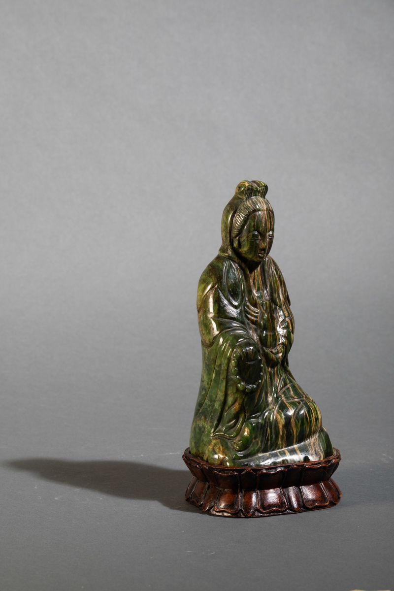 Figura di Guanyin Seduta con Collana da Preghiera Scolpita in Pietra Dura, Cina, Dinastia Qing, X...