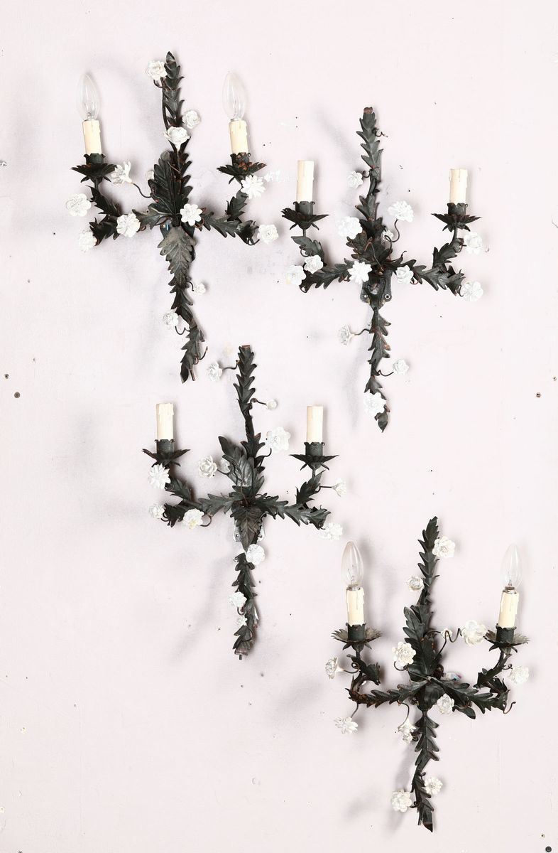 Quattro appliques in metallo con fiori in porcellana, XIX secolo  - Asta Arredi, Dipinti e Oggetti d'Arte - Cambi Casa d'Aste