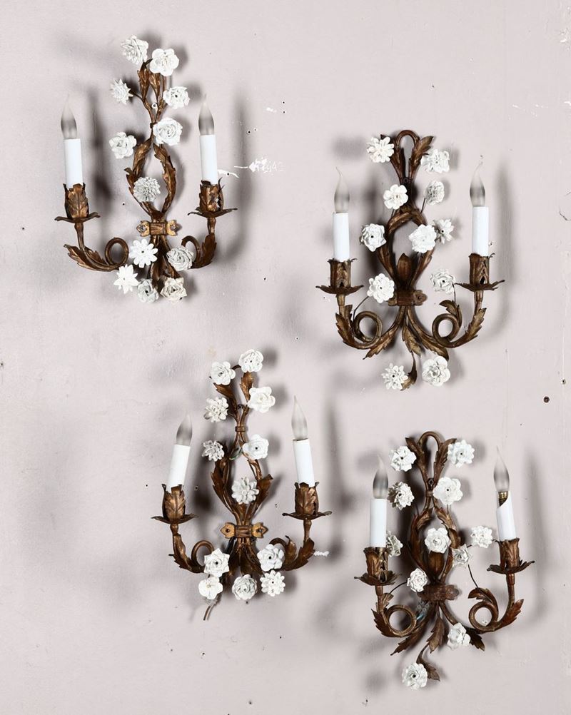 Quattro appliques in metallo dorato con fiori in porcellana, XIX secolo  - Auction Furnitures, Paintings and Works of Art - Cambi Casa d'Aste