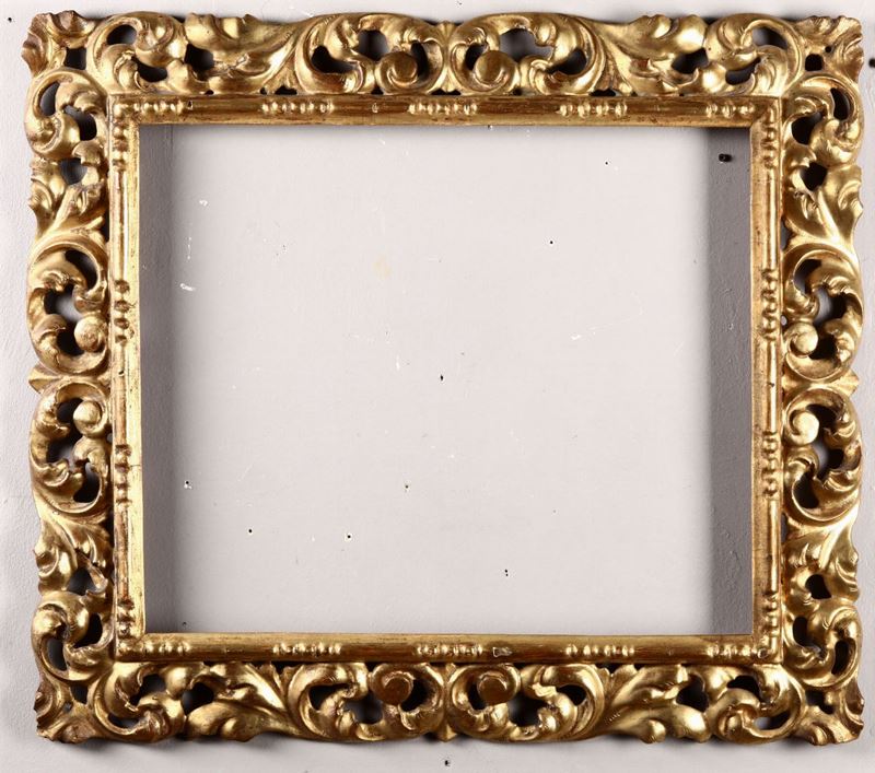 Cornice in legno intagliato, traforato e dorato in oro zecchino, XIX secolo  - Auction Furnitures, Paintings and Works of Art - Cambi Casa d'Aste