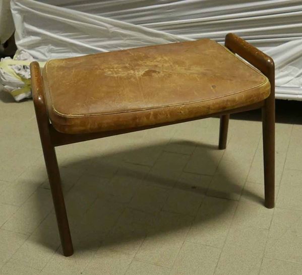 Sgabello in legno con seduta in pelle. XX secolo
