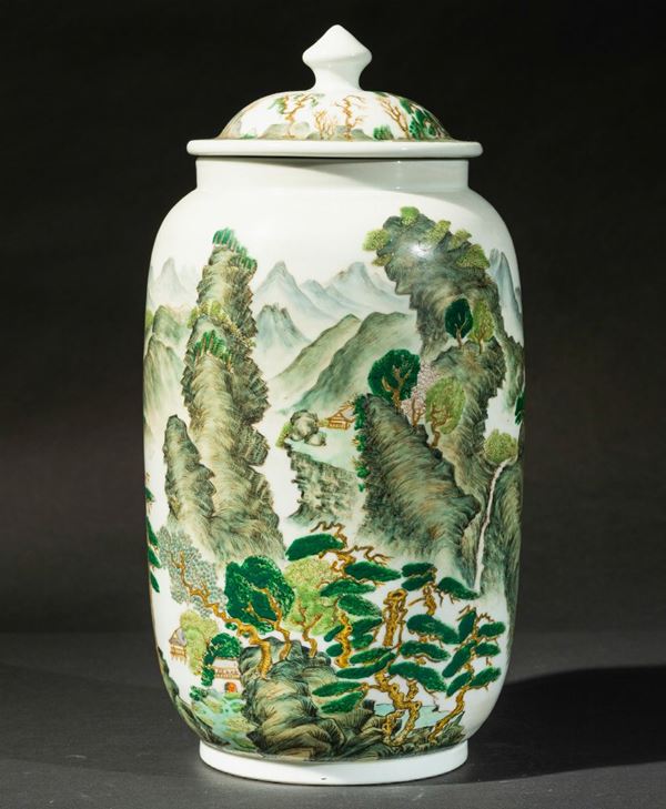 Potiche con coperchio in porcellana a smalti policromi con raffigurazione di paesaggio, Cina, XX secolo