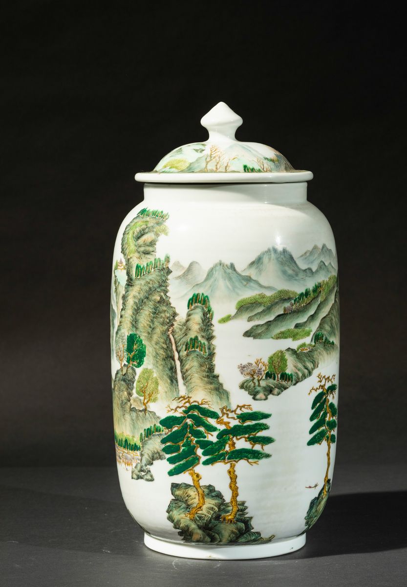 Potiche con Coperchio in Porcellana a Smalti Policromi con Raffigurazione di Paesaggio, Cina, XX ...