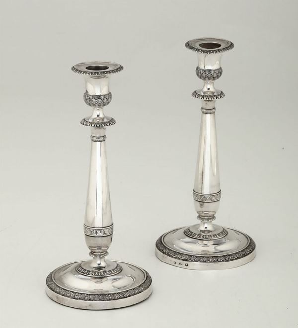 Coppia di candelieri in argento. Milano XIX secolo, marchi di titolo in uso dal 1812 al 1872 e dellâ€™argentiere F L con capra (non identificato)