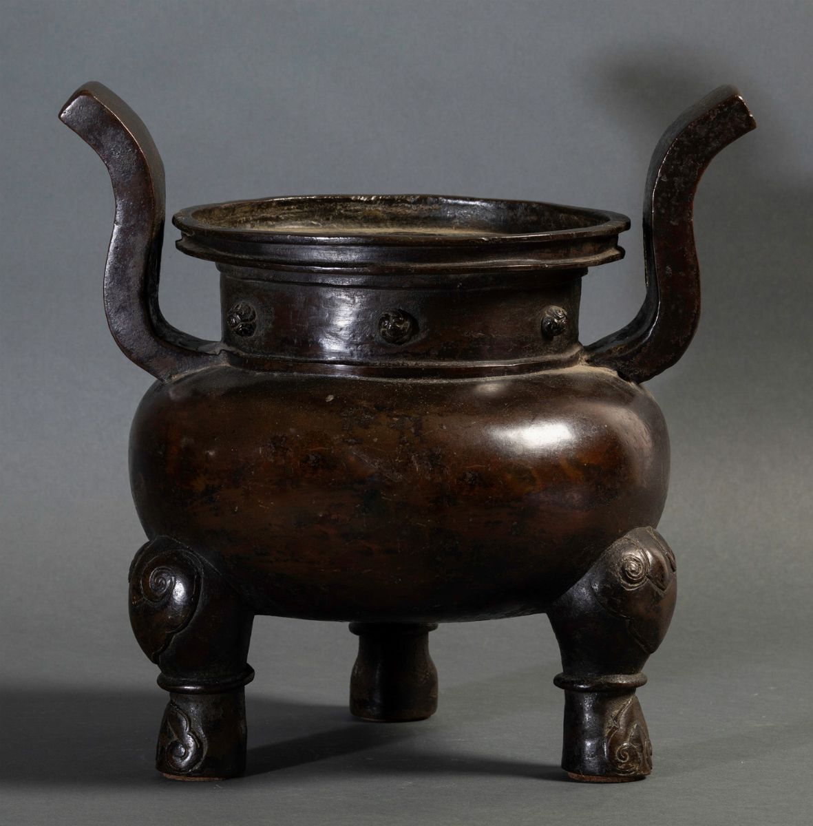 Incensiere Tripode in Bronzo con Manici e Decori a Rilievo, Cina, Dinastia Ming, XVII Secolo