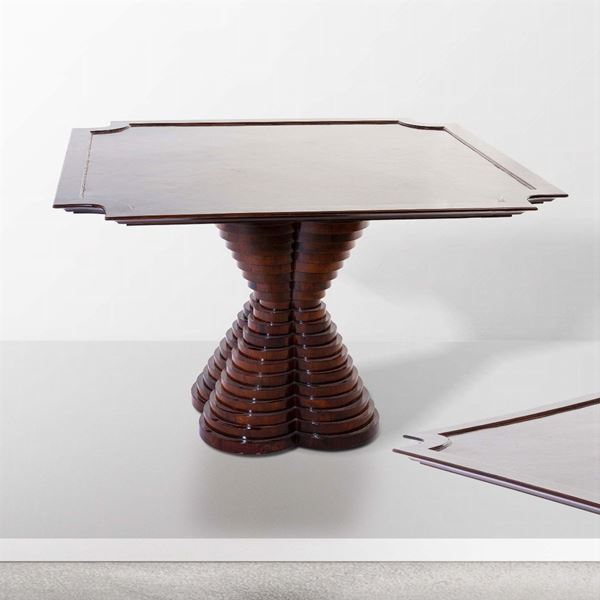 Tavolo con struttura e piano in legno.
