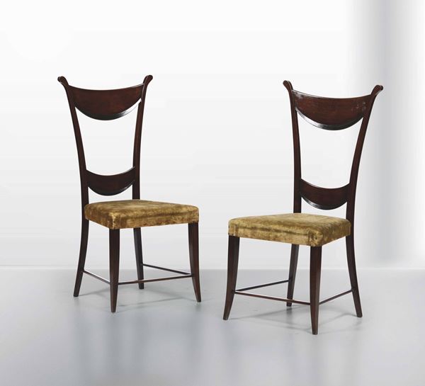 Due sedie con struttura in legno e seduta con rivestimento in tessuto.