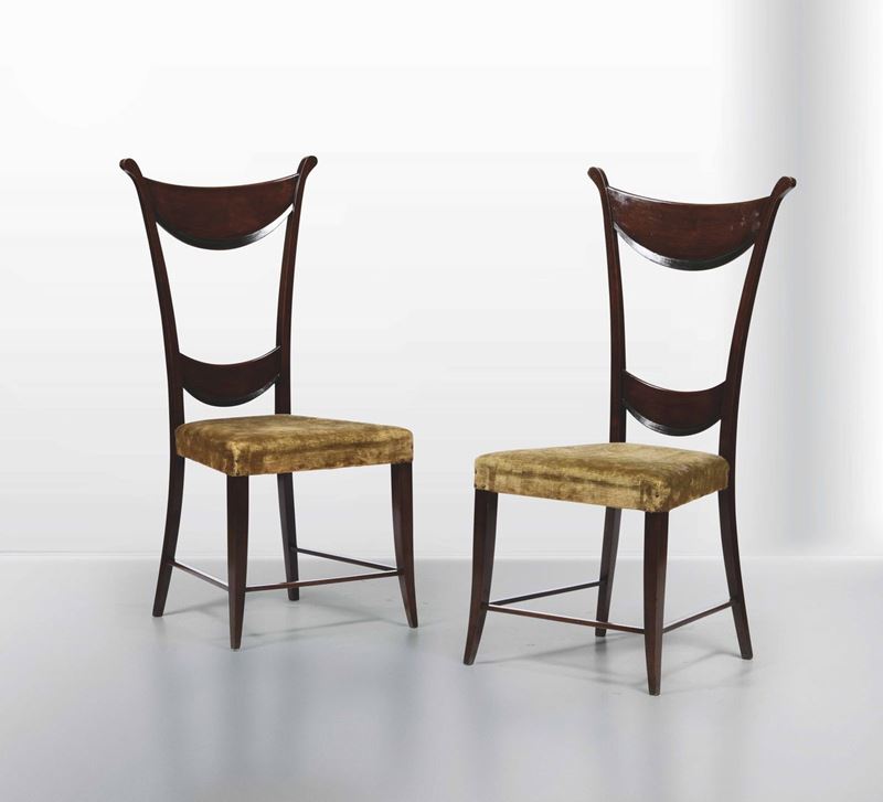 Due sedie con struttura in legno e seduta con rivestimento in tessuto.  - Auction Design - Cambi Casa d'Aste