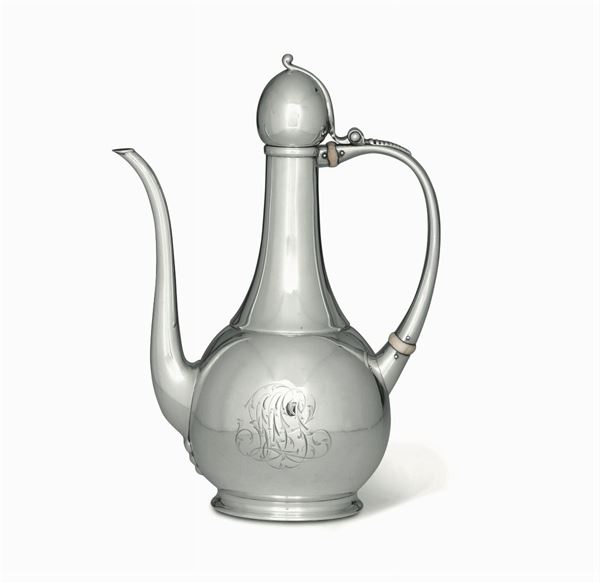 Caffettiera in argento fuso, sbalzato e cesellato. Tiffany, USA, XX secolo