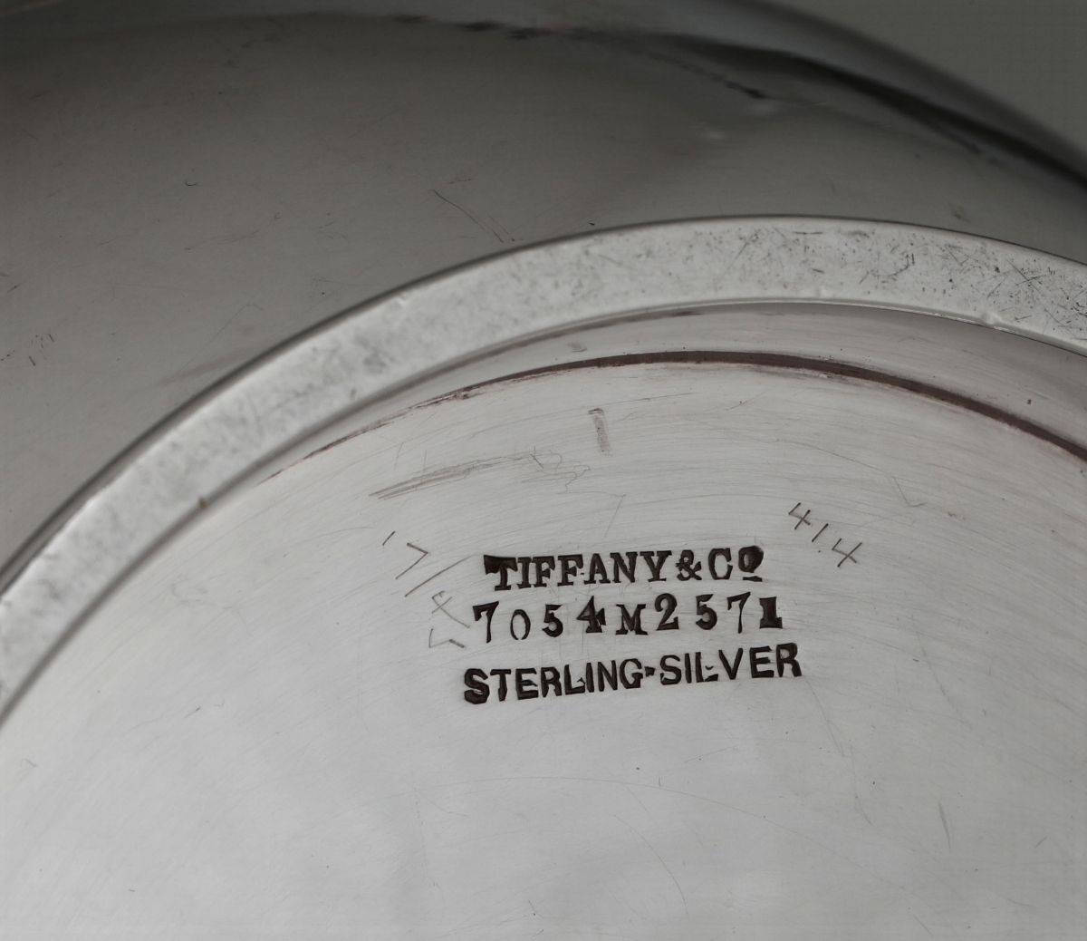 Caffettiera in Argento Fuso, Sbalzato e Cesellato. Tiffany, Usa, XX Secolo