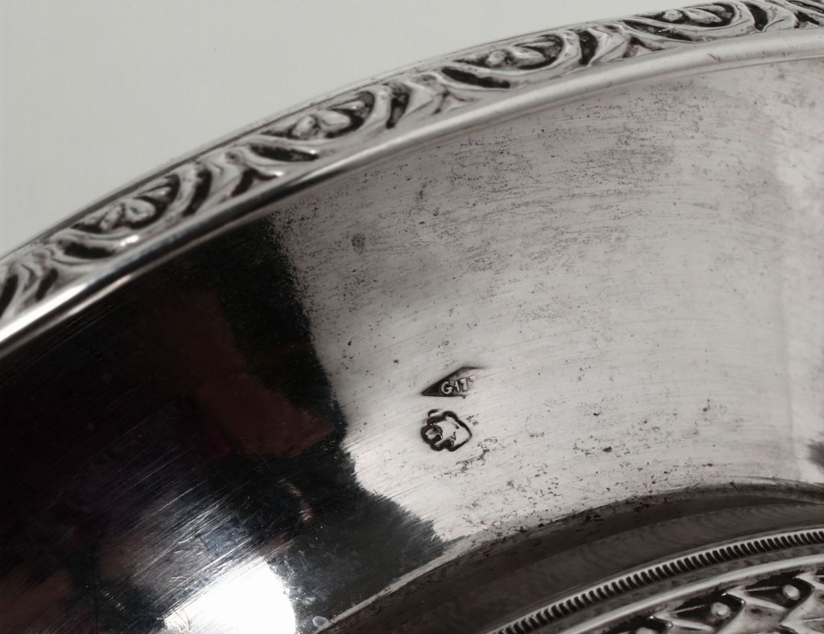 Coppia di Saliere in Argento Fuso, Sbalzato e Cesellato, Torino, XIX Secolo. Marchio di Garanzia ...