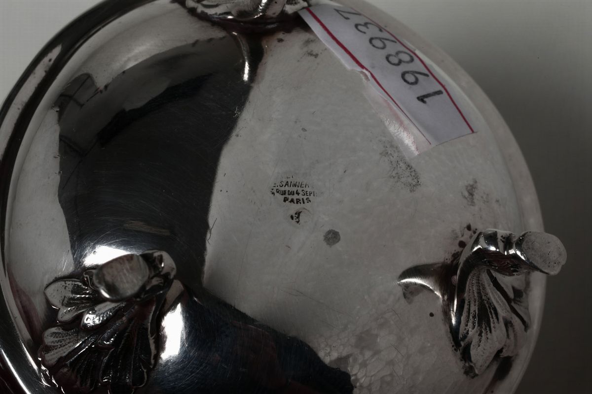 Coppia di Saliere in Argento Fuso e Cesellato. Coppe in Cristallo Molato. Francia XIX-XX Secolo