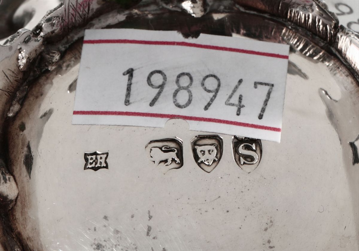 Cestino Centrotavola in Argento Fuso, Traforato e Cesellato. Bolli per la Cittã di Londra 1893 e ...