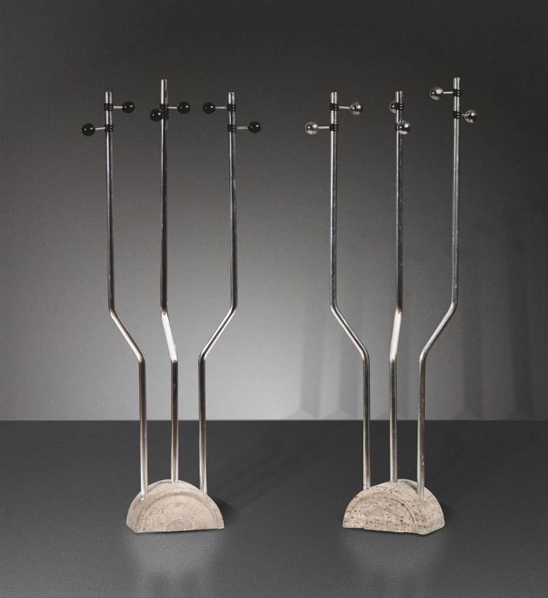 Due appendiabiti in metallo, particolari in abs e basi in travertino.  - Auction Design - Cambi Casa d'Aste