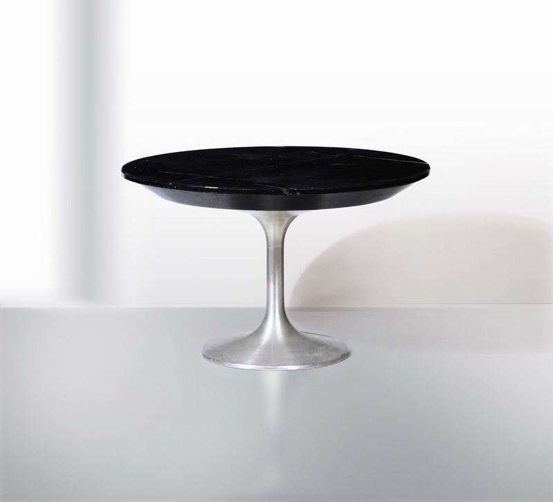 Tavolo rotondo struttura in alluminio e piano in legno laccato.  - Auction Design - Cambi Casa d'Aste