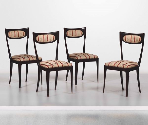 Quattro sedie con struttura in legno e rivestimento in tessuto.