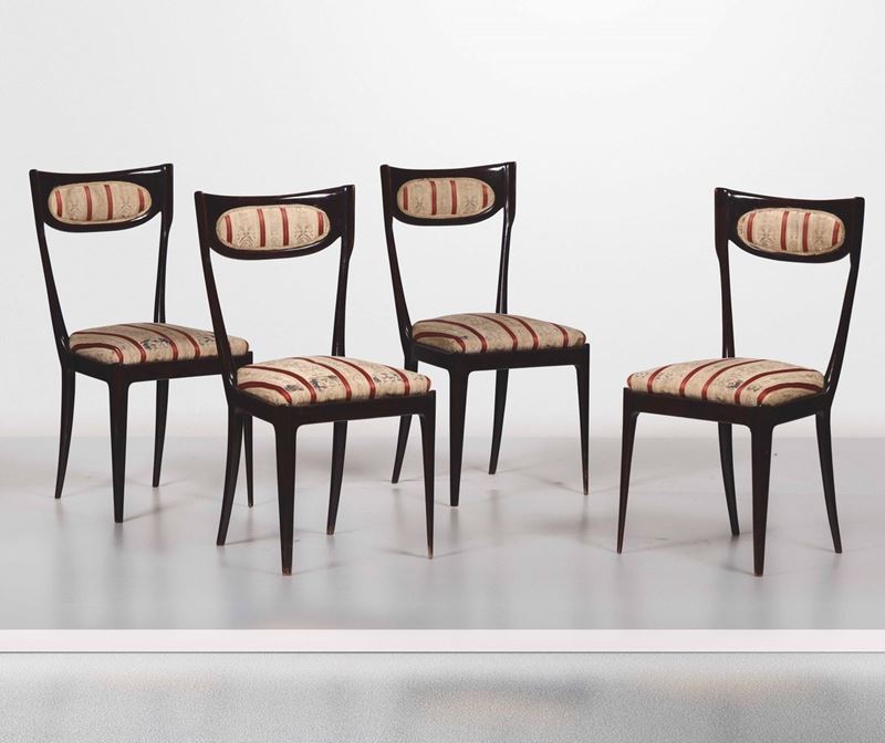 Quattro sedie con struttura in legno e rivestimento in tessuto.  - Auction Design - Cambi Casa d'Aste