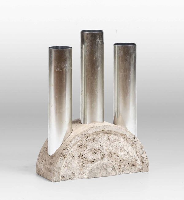 Portaombrelli scultoreo con base in pietra e struttura in alluminio.