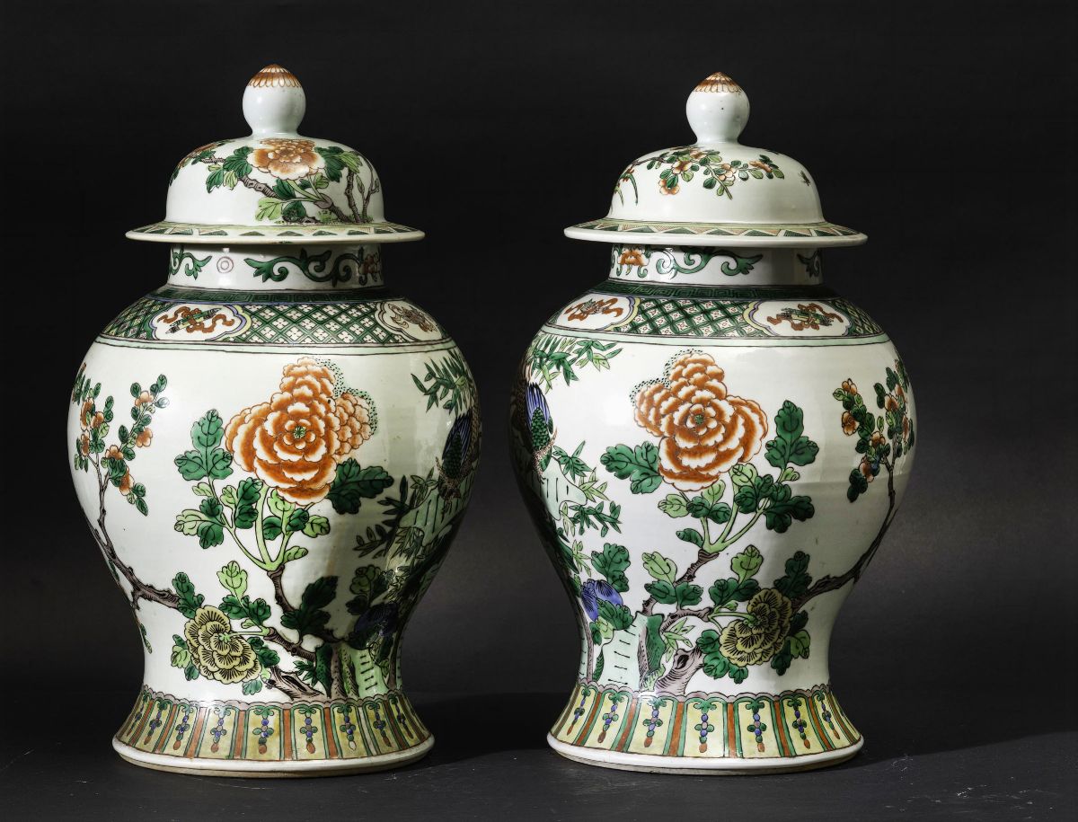 Coppia di Potiches in Porcellana Famiglia Verde con Figure di Fagiani tra Rami in Fiore e Soggett...