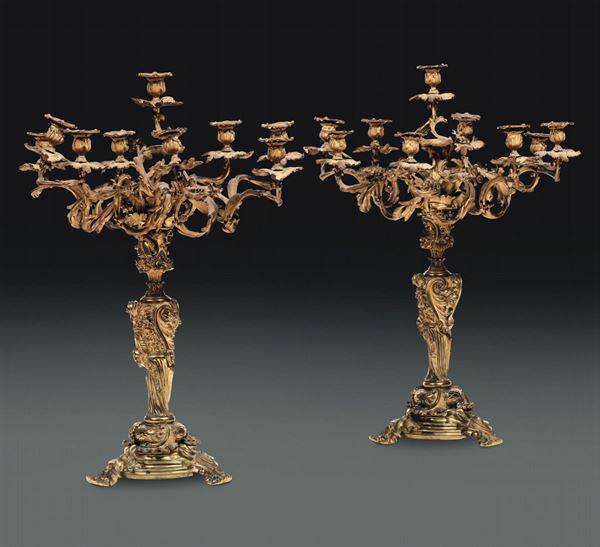 Coppia di candelabri Luigi XV a sette luci in bronzo dorato e cesellato, Francia, XIX secolo