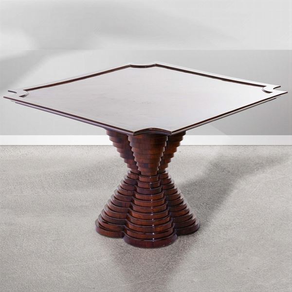 Tavolo con struttura e piano in legno.