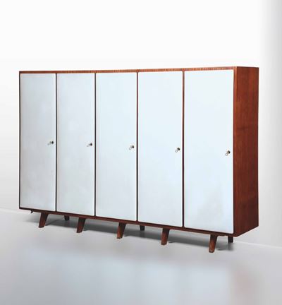 Armadio con Struttura in Legno e Rivestimenti in Skai.