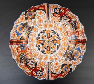 Piatto in Porcellana Imari con Decoro Floreale Entro Riserve, Giappone, Periodo Meiji, Fine XIX S...