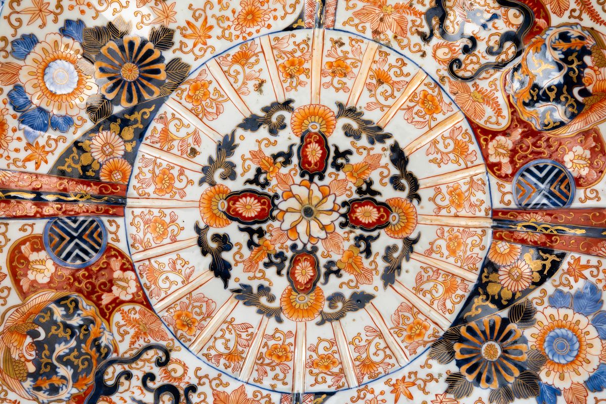 Piatto in Porcellana Imari con Decoro Floreale Entro Riserve, Giappone, Periodo Meiji, Fine XIX S...