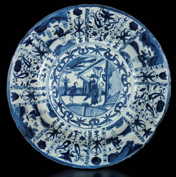 Grande piatto in porcellana bianca e blu con decori a soggetto naturalistico e scena di vita comune centrale, Cina, Dinastia Ming, epoca Wanli (1573-1619)