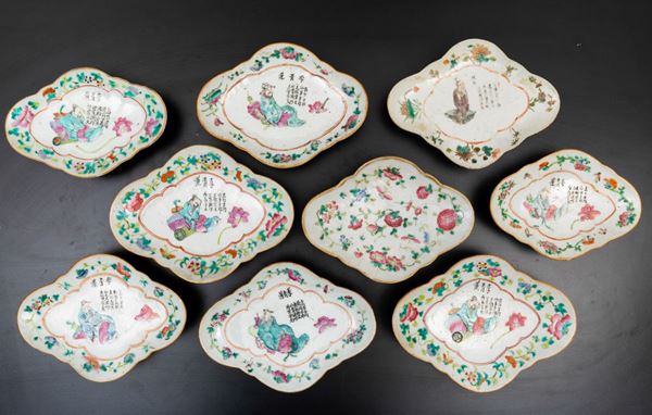 Nove piccoli vassoi in porcellana Famiglia Rosa con figure di saggi, decori floreali e iscrizioni, Cina, Dinastia Qing, epoca Guangxu (1875-1908)