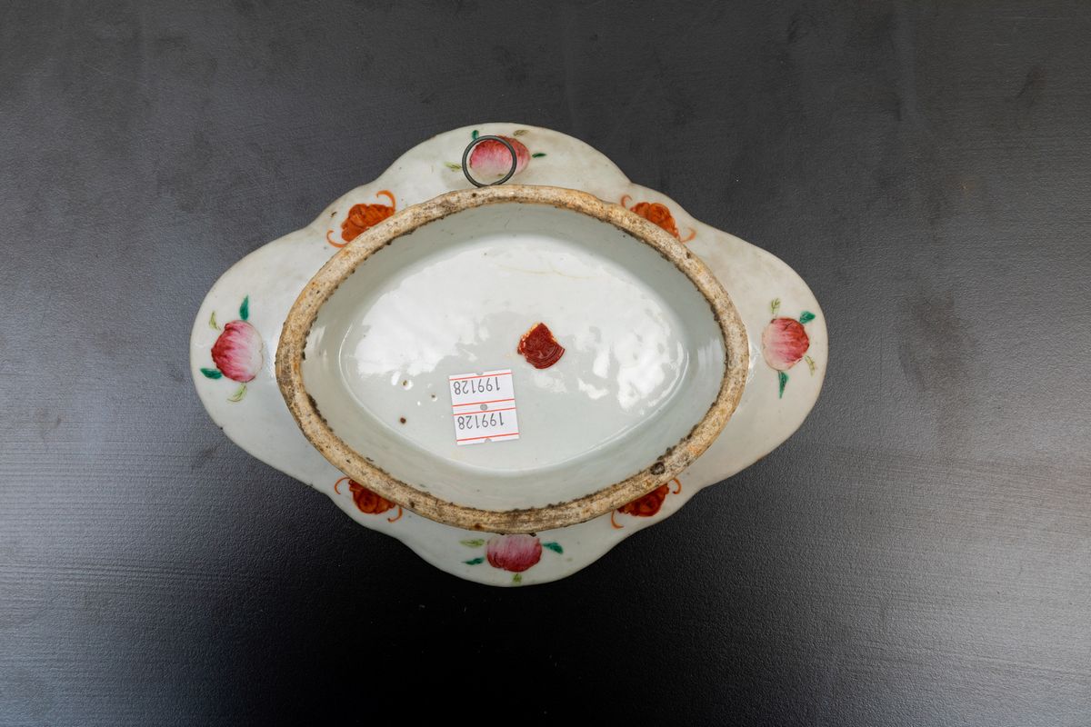Nove Piccoli Vassoi in Porcellana Famiglia Rosa con Figure di Saggi, Decori Floreali e Iscrizioni...