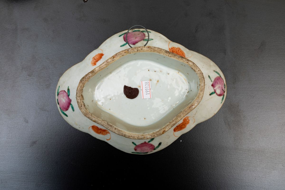 Nove Piccoli Vassoi in Porcellana Famiglia Rosa con Figure di Saggi, Decori Floreali e Iscrizioni...