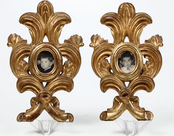 Coppia di piccole cornici in legno intagliato e dorato, XIX secolo