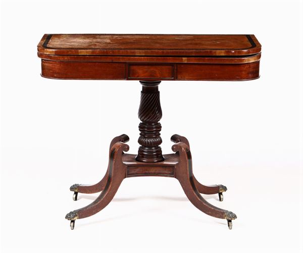 Tavolino da gioco in legno impiallacciato, XIX secolo