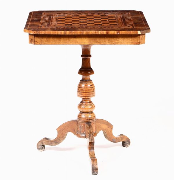 Tavolino in legno lastronato ed intarsiato con scacchiera, XIX secolo