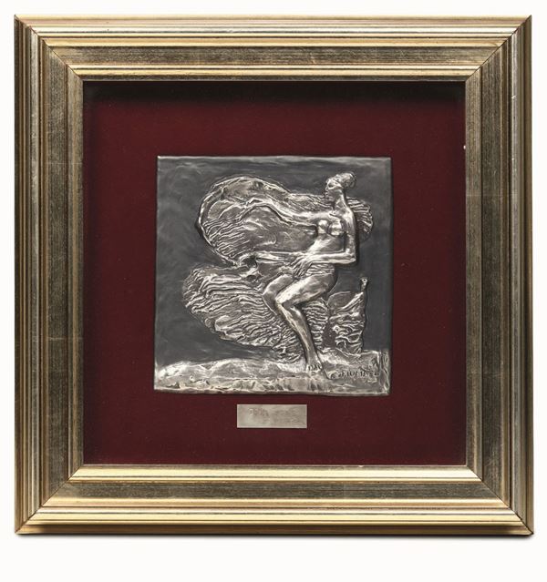 Lastra in argento sbalzato raffigurante odalische, firmata Fiume.