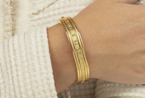 Gold Atlas bracelet. Signed Tiffany & Co. Fitted case