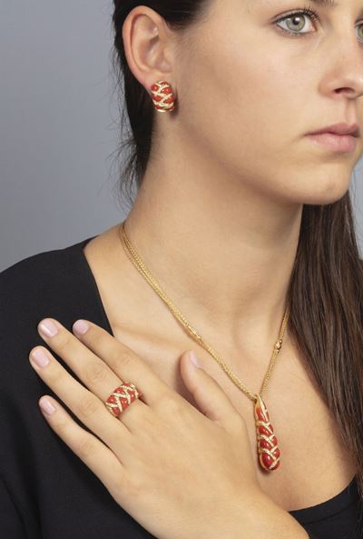 Parure Composta da Pendente, Orecchini ed Anello con Corallo e Diamanti