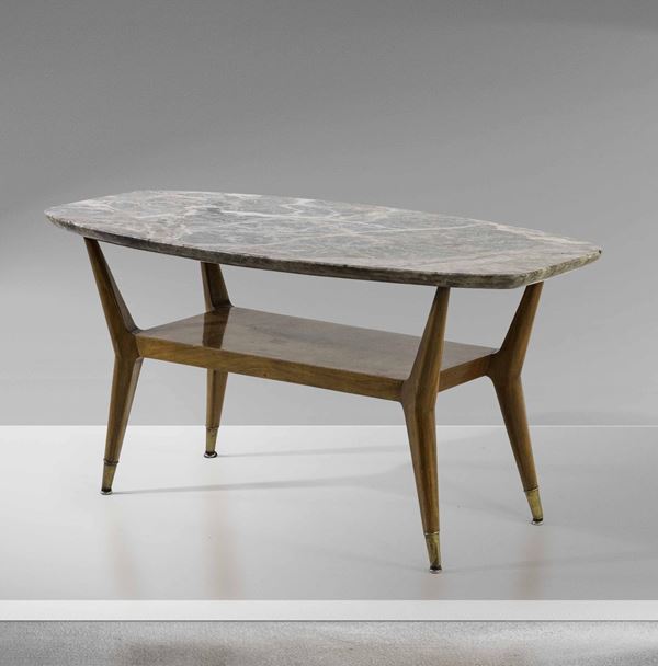 Tavolo basso in legno con puntali in ottone e piano in marmo.