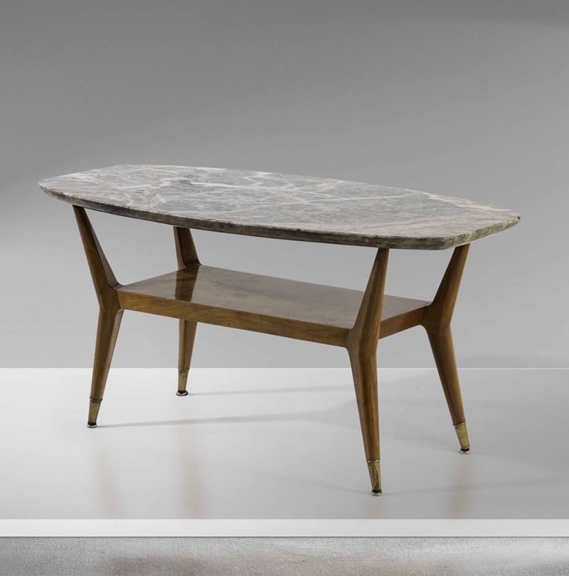 Tavolo basso in legno con puntali in ottone e piano in marmo.  - Asta Design Lab - Cambi Casa d'Aste