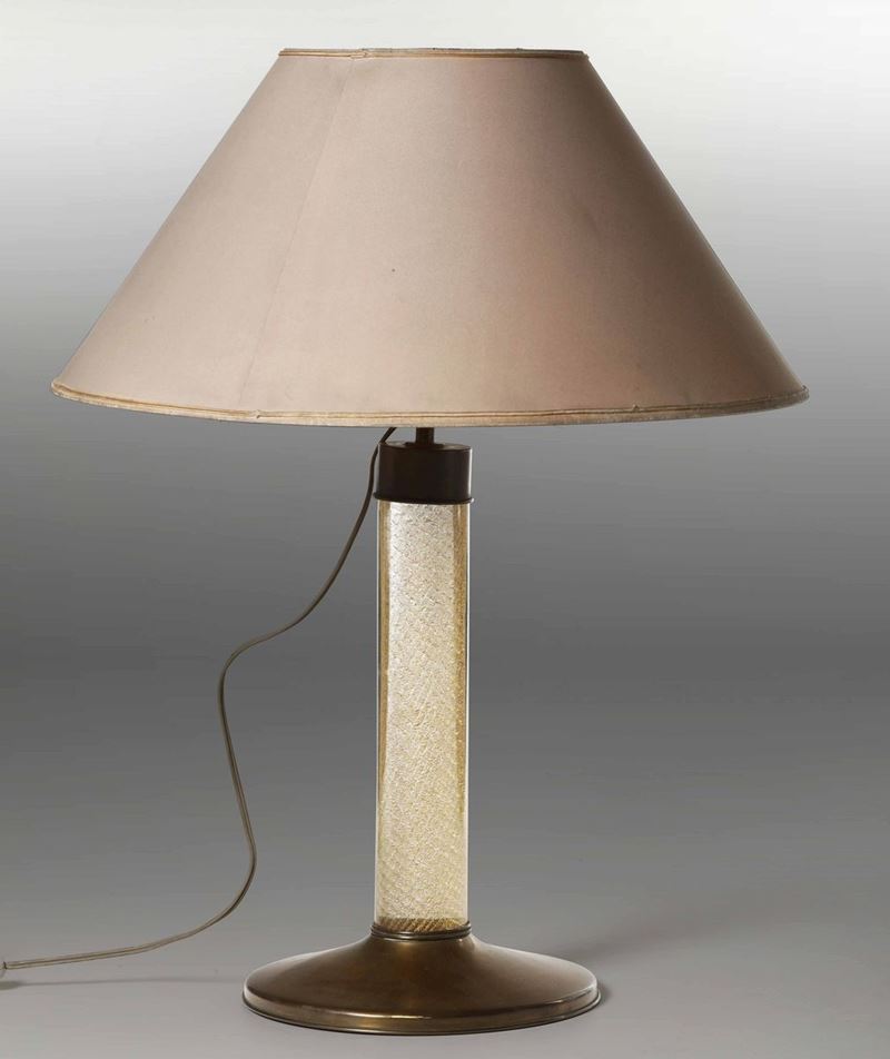 Lampada da tavolo con cappello in tessuto e base in ottone e vetro.  - Asta Design Lab - Cambi Casa d'Aste