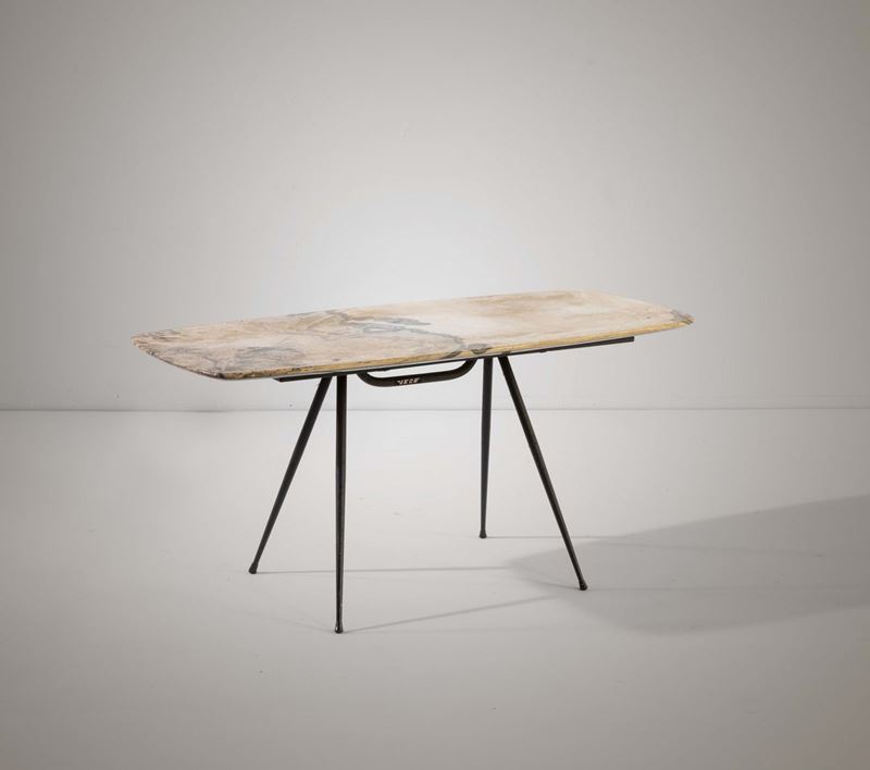 Tavolo basso con struttura in metallo e piano in marmo.  - Auction Twentieth-century furnishings | Time Auction - Cambi Casa d'Aste