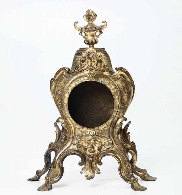 Cassa di pendola da tavolo in bronzo dorato e cesellato, XIX secolo