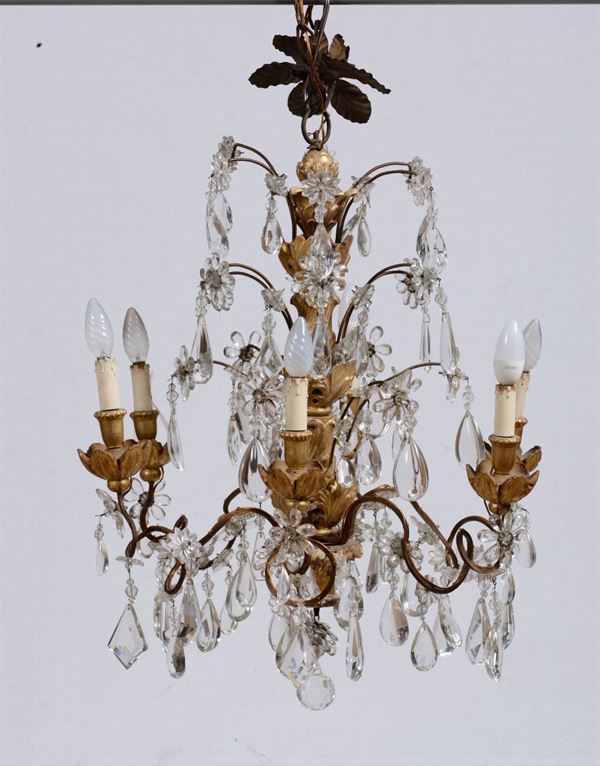 Lampadario a sei luci in legno intagliato e dorato, metallo e cristalli, XIX secolo
