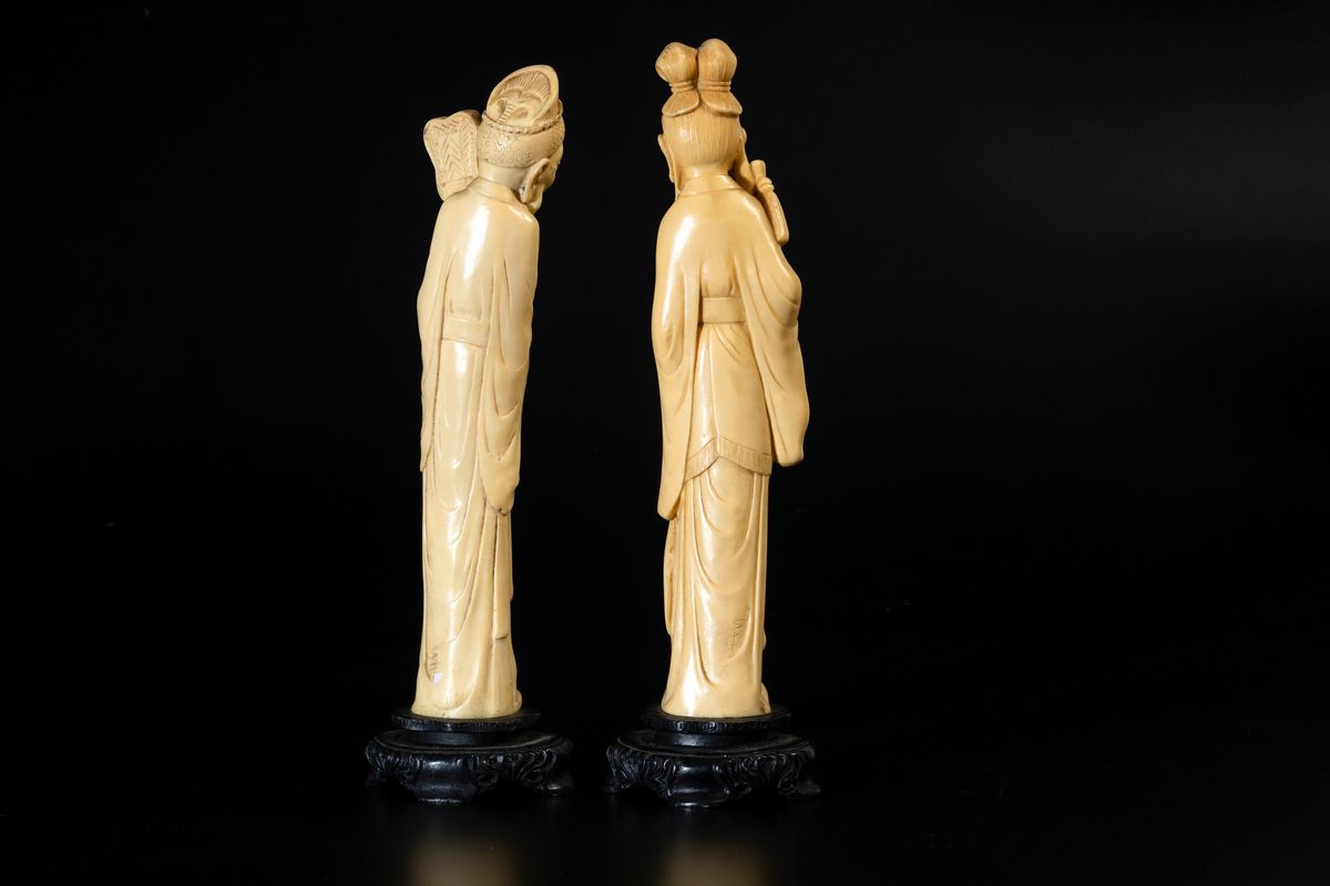 Due Figure Raffiguranti Saggio e Giovane Donna in Pasta D'avorio, Cina, Inizi XX Secolo