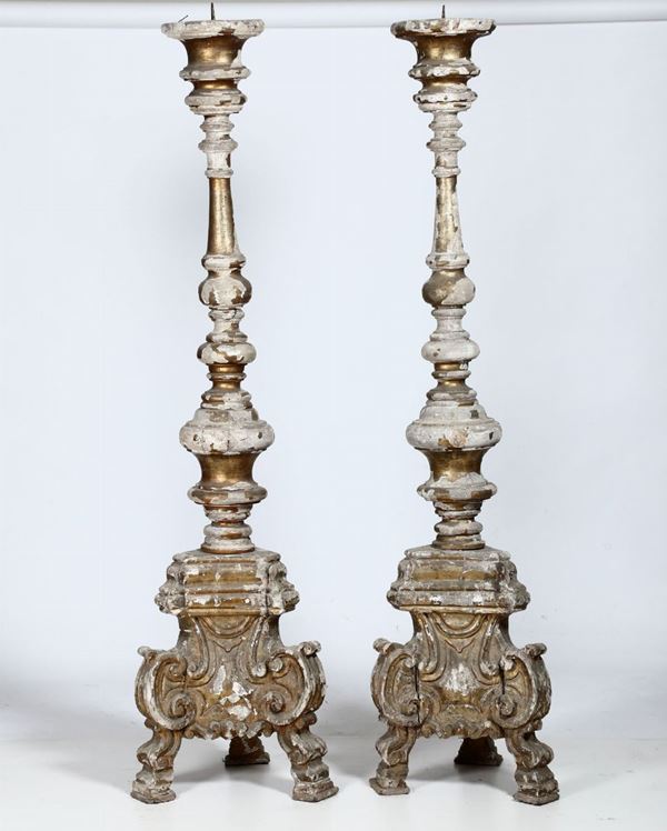 Coppia di grandi torciere in legno intagliato e dorato, XVIII secolo