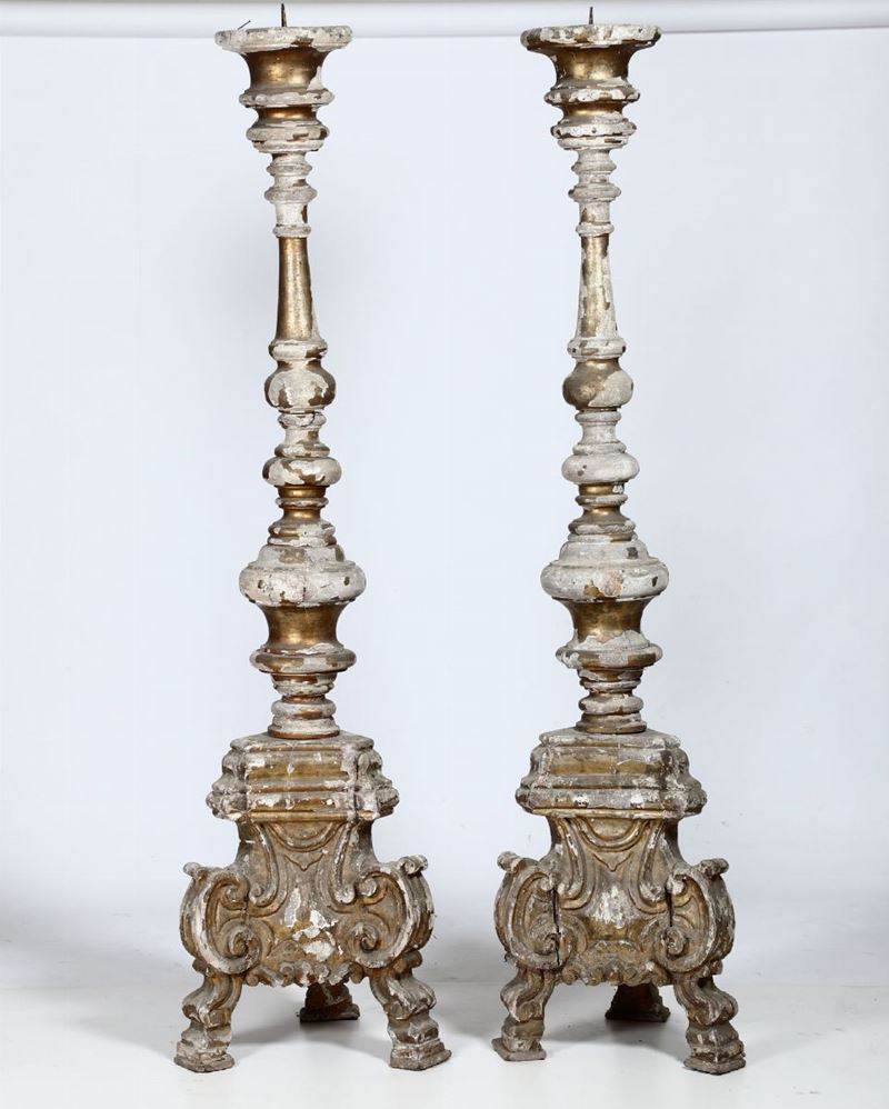 Coppia di grandi torciere in legno intagliato e dorato, XVIII secolo  - Asta Arredi, Dipinti e Oggetti d'Arte - Cambi Casa d'Aste
